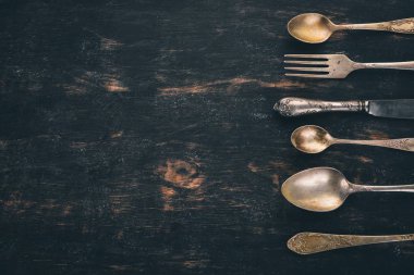 Eski çatal bıçak takımı. Ahşap arka plan kopya alanı üzerinde Üstten Görünüm.
