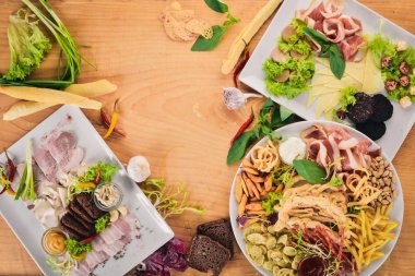 Soğuk meze ayarlayın. Pastırma, peynir, pate. Üstten Görünüm. Ahşap bir arka plan üzerinde. Kopya alanı.