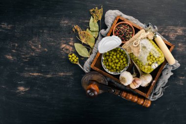 Bir kavanoz turşu yeşil bezelye. Gıda stokları. Üstten Görünüm. Ahşap bir arka plan üzerinde. Kopya alanı.