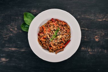 Dana eti ve mantarlı risotto. Ahşap bir arka plan üzerinde. Üstten Görünüm. Kopya alanı.