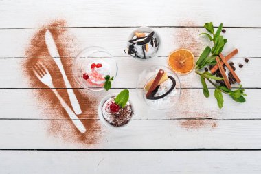 Tatlılar ve tatlılar geniş yelpazesi. Ahşap bir arka plan üzerinde. Üstten Görünüm. Kopya alanı.