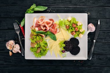 Soğuk aperatifler. Pastırma, peynir, karaciğer Yapıştır. Üstten Görünüm. Ahşap bir arka plan üzerinde. Kopya alanı.