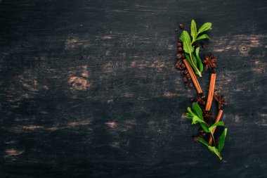 Kahve, tarçın ve nane tanesi. Ahşap bir arka plan üzerinde. Üstten Görünüm. Kopya alanı.