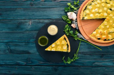 Güveç ıspanak ve peynir. Ahşap bir arka plan üzerinde. Üstten Görünüm. Kopya alanı