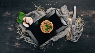 Sebzeli risotto. Ahşap bir arka plan üzerinde. Üstten Görünüm. Kopya alanı.