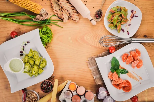 ウクライナ料理のセットです 新鮮な野菜 スパイス 平面図です 木製の背景 コピー スペース — ストック写真