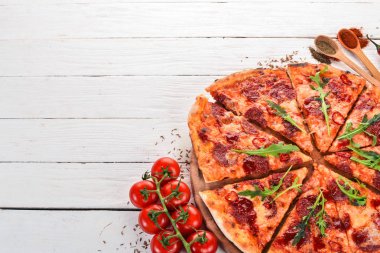 Biber ve salamlı pizza. Üstten Görünüm. Ahşap bir arka plan üzerinde. Kopya alanı.