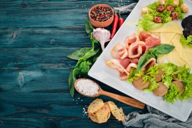 Soğuk aperatifler. Pastırma, peynir, karaciğer Yapıştır. Üstten Görünüm. Ahşap bir arka plan üzerinde. Kopya alanı.