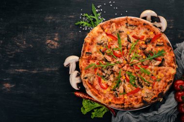 Tavuk ve mantar pizza. Üstten Görünüm. Ahşap bir arka plan üzerinde. Kopya alanı.