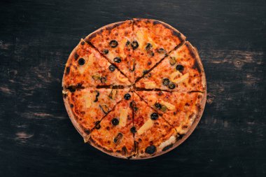 Deniz ürünleri ve peynir pizza. Üstten Görünüm. Ahşap bir arka plan üzerinde. Kopya alanı.