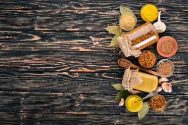 Hardal ve baharat kümesi. Ahşap bir arka plan üzerinde. Üstten Görünüm. Metniniz için kopya alanı.