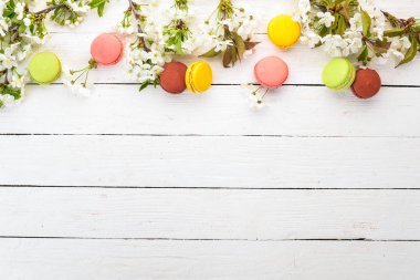 Macaroons renkli. Kek. Ahşap arka plan kopya alanı üzerinde Üstten Görünüm.