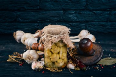 Bir kavanoz içinde Marine mantar. Gıda stokları. Üstten Görünüm. Ahşap bir arka plan üzerinde. Kopya alanı.