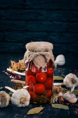 Bir kavanoz içinde Marine kiraz domates. Gıda stokları. Üstten Görünüm. Ahşap bir arka plan üzerinde. Kopya alanı.