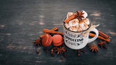 Tarçın ve hatmi ile kapuçino. Ahşap arka plan kopya alanı üzerinde Üstten Görünüm.