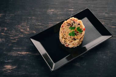 Sebzeli risotto. Ahşap bir arka plan üzerinde. Üstten Görünüm. Kopya alanı.
