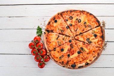 Deniz ürünleri ve peynir pizza. Üstten Görünüm. Ahşap bir arka plan üzerinde. Kopya alanı.