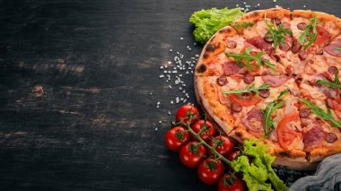 Pizza Sucuk Salam ve mozzarellalı. Üstten Görünüm. Ahşap bir arka plan üzerinde. Kopya alanı.