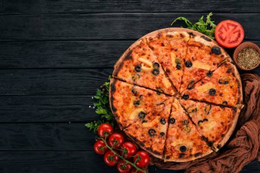 Deniz ürünleri ve peynir pizza. Üstten Görünüm. Ahşap bir arka plan üzerinde. Kopya alanı.