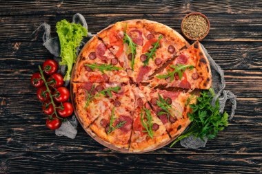 Pizza Sucuk Salam ve mozzarellalı. Üstten Görünüm. Ahşap bir arka plan üzerinde. Kopya alanı.