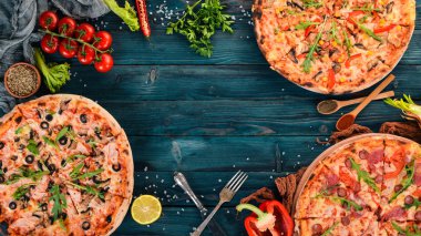 Pizza ayarlayın. İtalyan mutfağı. Üstten Görünüm. Ahşap bir arka plan üzerinde. Kopya alanı.