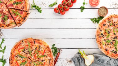 Pizza ayarlayın. İtalyan mutfağı. Üstten Görünüm. Ahşap bir arka plan üzerinde. Kopya alanı.