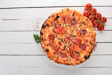 Pizza appetito. Tavuk fileto, pastırma, kırmızı biber. Üstten Görünüm. Ahşap bir arka plan üzerinde. Kopya alanı.