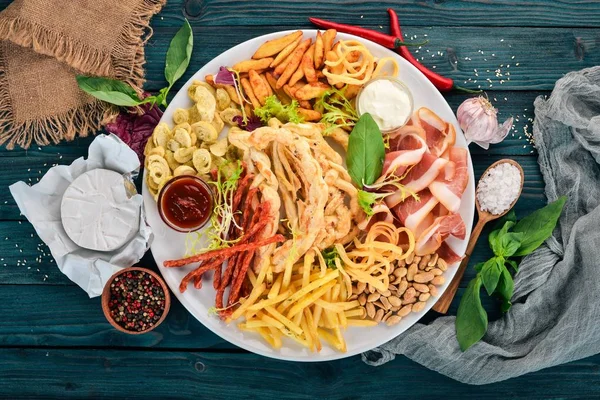 Uma Seleção Lanches Para Cerveja Batatas Fritas Salsichas Queijo Vista — Fotografia de Stock