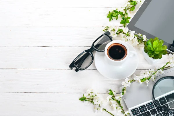 Portátil Con Café Flores Negocios Sobre Fondo Madera Vista Superior —  Fotos de Stock