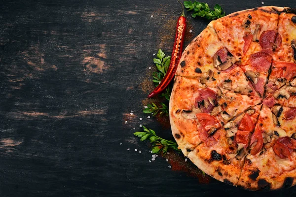 Pizza Appetito Kycklingfilé Bacon Paprika Ovanifrån Trä Bakgrund Kopiera Utrymme — Stockfoto