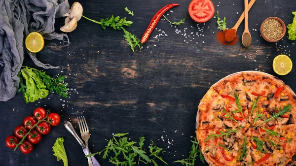 Pizza Con Pollo Champiñones Vista Superior Sobre Fondo Madera Copiar — Foto de Stock