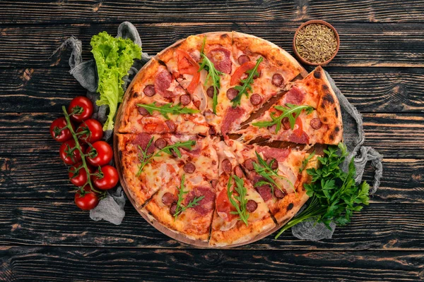 살라미 소시지와 피자입니다 최고의 있습니다 — 스톡 사진