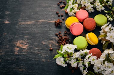 Macaroons renkli. Kek. Ahşap arka plan kopya alanı üzerinde Üstten Görünüm.