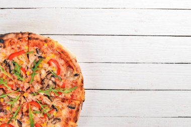 Tavuk ve mantar pizza. Üstten Görünüm. Ahşap bir arka plan üzerinde. Kopya alanı.