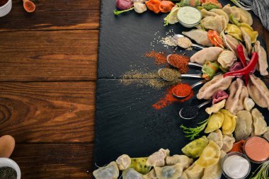 Köfte büyük bir seçim. Ukraynalı geleneksel yemekleri. Ahşap bir arka plan üzerinde. Üstten Görünüm. Kopya alanı.