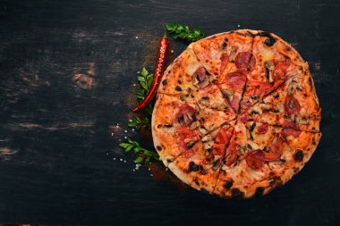Pizza appetito. Tavuk fileto, pastırma, kırmızı biber. Üstten Görünüm. Ahşap bir arka plan üzerinde. Kopya alanı.