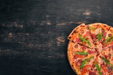 Pizza Sucuk Salam ve mozzarellalı. Üstten Görünüm. Ahşap bir arka plan üzerinde. Kopya alanı.