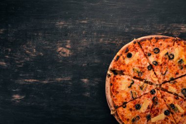 Deniz ürünleri ve peynir pizza. Üstten Görünüm. Ahşap bir arka plan üzerinde. Kopya alanı.