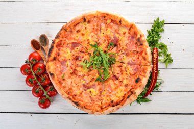 Sezar Pizza. Tavuk fileto, jambon, mozzarella. Üstten Görünüm. Ahşap bir arka plan üzerinde. Kopya alanı.