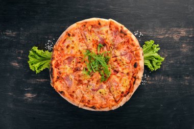 Sezar Pizza. Tavuk fileto, jambon, mozzarella. Üstten Görünüm. Ahşap bir arka plan üzerinde. Kopya alanı.