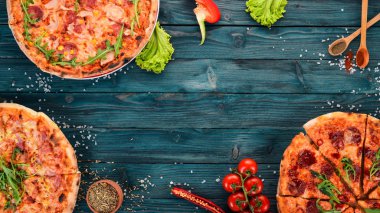 Pizza ayarlayın. İtalyan mutfağı. Üstten Görünüm. Ahşap bir arka plan üzerinde. Kopya alanı.