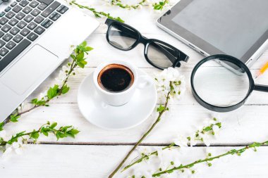 Laptop ile kahve ve çiçekler. İş. Ahşap bir arka plan üzerinde. Üstten Görünüm. Kopya alanı.