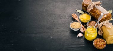 Hardal ve baharat kümesi. Ahşap bir arka plan üzerinde. Üstten Görünüm. Metniniz için kopya alanı.