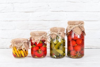 Salamura gıdalar kutular içinde. Gıda stokları. Üstten Görünüm. Ahşap bir arka plan üzerinde. Kopya alanı.