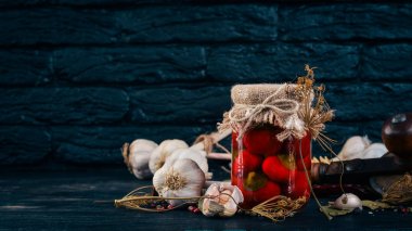 Bir kavanoz içinde Marine chili biber. Gıda stokları. Üstten Görünüm. Ahşap bir arka plan üzerinde. Kopya alanı.