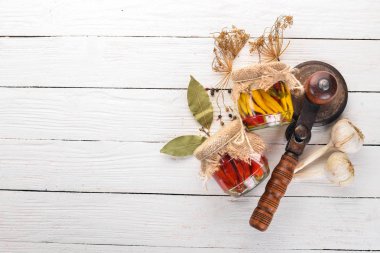 Bir kavanoz içinde Marine chili biber. Gıda stokları. Üstten Görünüm. Ahşap bir arka plan üzerinde. Kopya alanı.