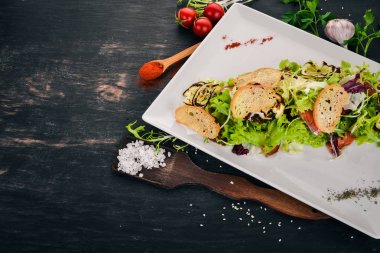 Sezar salatası somon. Üstten Görünüm. Ahşap bir arka plan üzerinde. Kopya alanı.