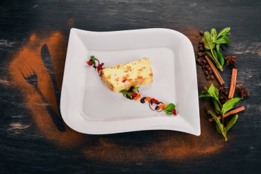 Peynir puding meyve ile. Ahşap bir arka plan üzerinde. Üstten Görünüm. Kopya alanı.