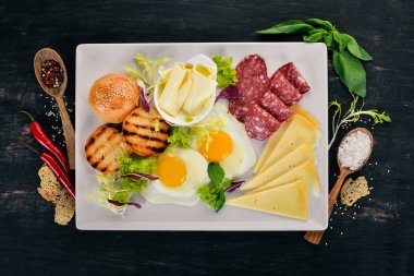 Kahvaltı. Pastırma ve domates, kızarmış ekmek ekmek ile yumurta. Üstten Görünüm. Ahşap bir arka plan üzerinde. Kopya alanı.