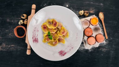 Vareniks. Ukraynalı geleneksel yemekleri. Üstten Görünüm. Ahşap bir arka plan üzerinde. Kopya alanı.